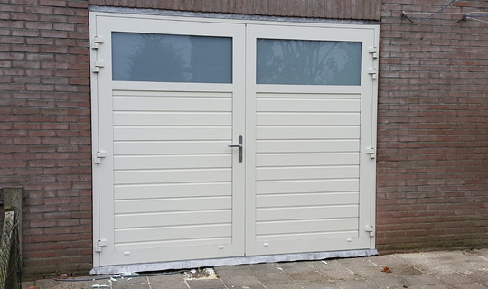 Openslaande garagedeur met bovenlicht