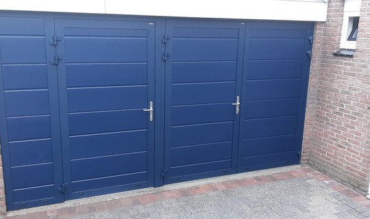 Openslaande garagedeur met aparte loopdeur